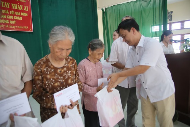 Báo Gia đình và Xã hội trao quà tặng đến gia đình chính sách có hoàn cảnh khó khăn ở Tuyên Quang - Ảnh 5.