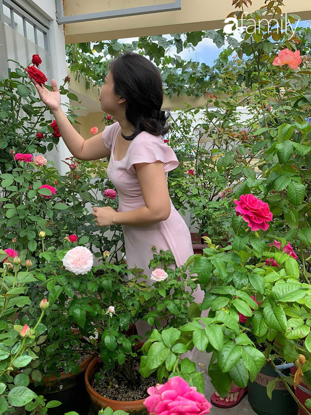 Lạc lối khi bước vào vườn hồng trên sân thượng của bà mẹ hai con ở TP. HCM - Ảnh 2.