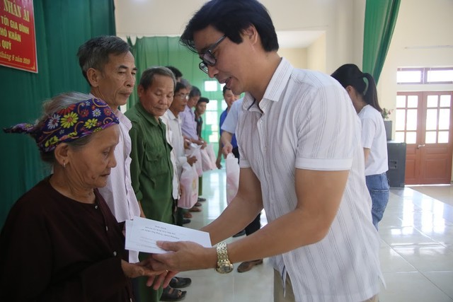 Báo Gia đình và Xã hội trao quà tặng đến gia đình chính sách có hoàn cảnh khó khăn ở Tuyên Quang - Ảnh 6.