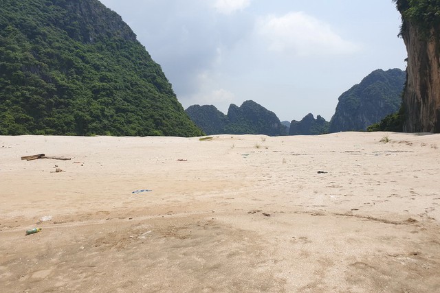 Quảng Ninh: Bí ẩn bãi cát xốp lấp biển trái phép tại thành phố Cẩm Phả - Ảnh 1.
