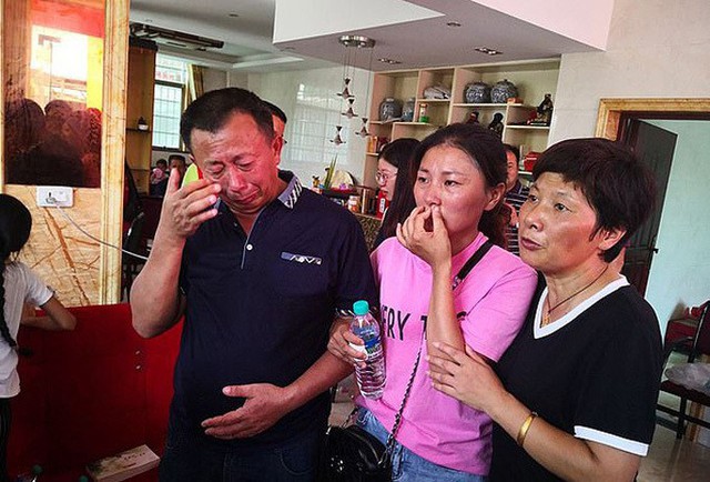 Cay mắt khoảnh khắc cô gái Trung Quốc đoàn tụ cha mẹ ruột sau 30 năm bị bắt cóc - Ảnh 1.