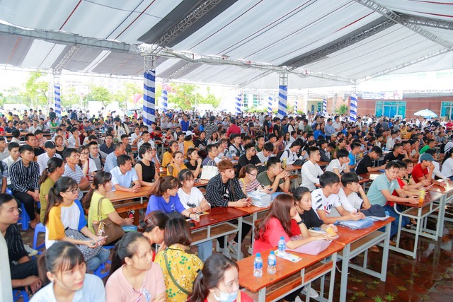 Tưng bừng ngày hội chào đón tân sinh viên trường Đại học Công nghiệp Hà Nội - Ảnh 2.