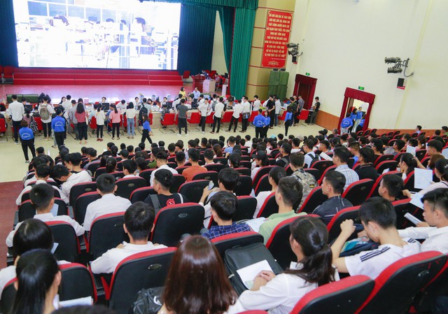 Tưng bừng ngày hội chào đón tân sinh viên trường Đại học Công nghiệp Hà Nội - Ảnh 3.