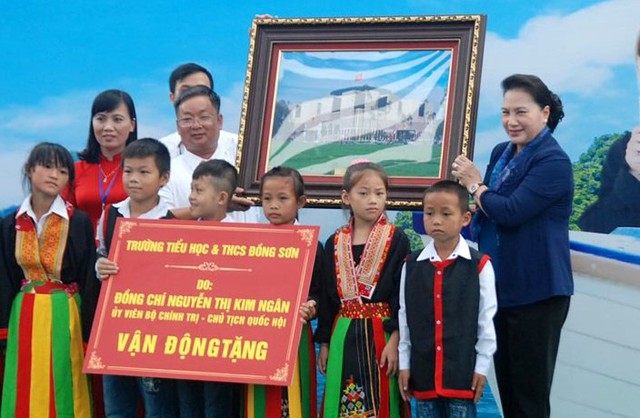 Chủ tịch Quốc Hội tặng trường học tại tỉnh Quảng Ninh - Ảnh 1.