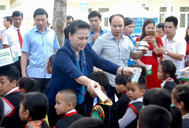 Chủ tịch Quốc Hội tặng trường học tại tỉnh Quảng Ninh - Ảnh 2.
