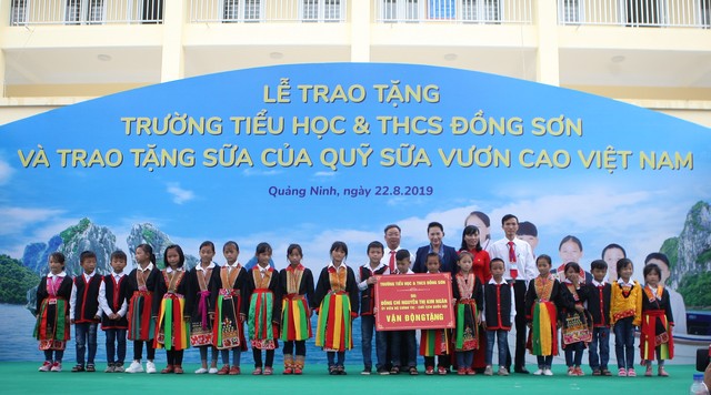 Lễ trao tặng Trường Tiểu học & THCS Đồng Sơn và Quỹ sữa Vươn cao Việt Vam trao tặng sữa cho trẻ em Tỉnh Quảng Ninh - Ảnh 1.
