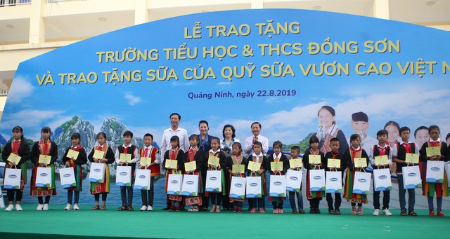 Lễ trao tặng Trường Tiểu học & THCS Đồng Sơn và Quỹ sữa Vươn cao Việt Vam trao tặng sữa cho trẻ em Tỉnh Quảng Ninh - Ảnh 2.