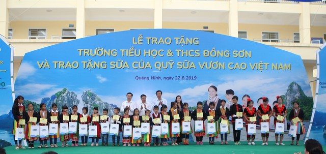 Lễ trao tặng Trường Tiểu học & THCS Đồng Sơn và Quỹ sữa Vươn cao Việt Vam trao tặng sữa cho trẻ em Tỉnh Quảng Ninh - Ảnh 4.