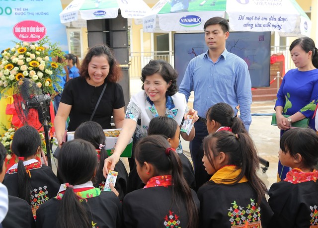 Lễ trao tặng Trường Tiểu học & THCS Đồng Sơn và Quỹ sữa Vươn cao Việt Vam trao tặng sữa cho trẻ em Tỉnh Quảng Ninh - Ảnh 7.