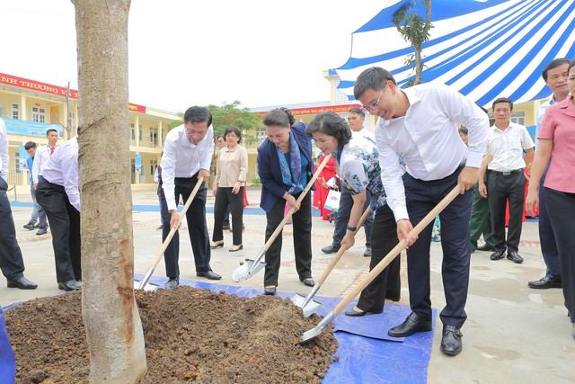 Lễ trao tặng Trường Tiểu học & THCS Đồng Sơn và Quỹ sữa Vươn cao Việt Vam trao tặng sữa cho trẻ em Tỉnh Quảng Ninh - Ảnh 9.