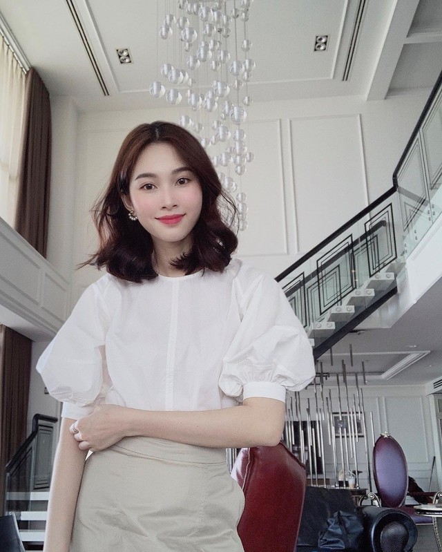 HH Thu Thảo đích thị là tín đồ của áo blouse và bạn sẽ không phải hối hận nếu học theo cô, sắm ngay 5 kiểu sau - Ảnh 1.