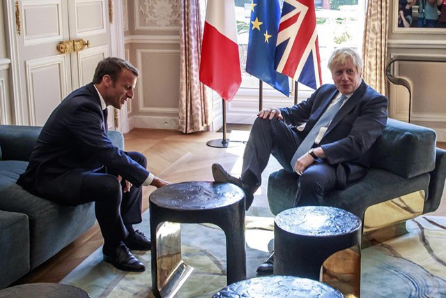 Thủ tướng Anh gác chân lên bàn trước mặt tổng thống Pháp gây tranh cãi - Ảnh 1.