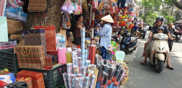 Hoàn Kiếm (Hà Nội): Phớt lờ biển cấm, ô tô ken đặc 6 hàng giữa phố đông đúc - Ảnh 12.