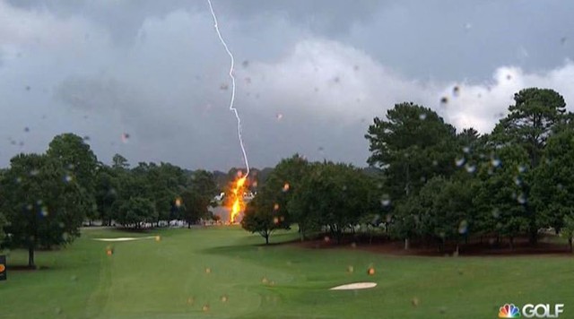 Đang chơi sân golf sung sướng nhiều người hốt hoảng chạy toán loạn vì hiện tượng này - Ảnh 2.