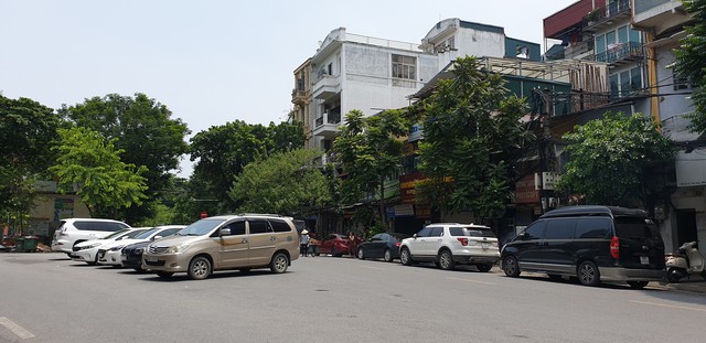 Hoàn Kiếm (Hà Nội): Phớt lờ biển cấm, ô tô ken đặc 6 hàng giữa phố đông đúc - Ảnh 13.