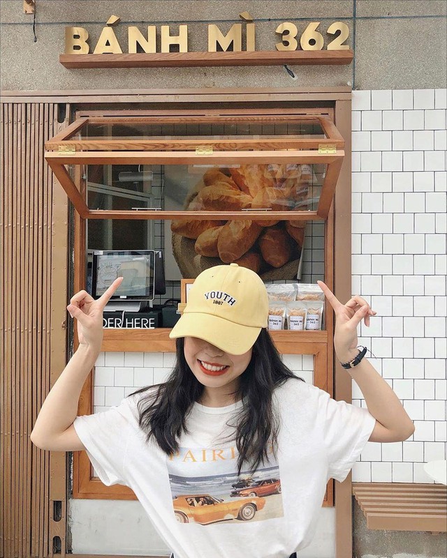 Tiệm bánh mì lên hình tựa Hàn Quốc hút giới trẻ ở TP.HCM - Ảnh 1.