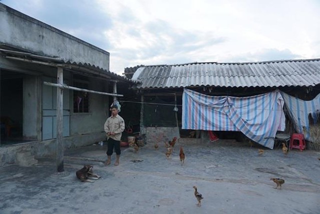 Ông bố tật nguyền nhặt ve chai rao bán nhà cho con vào đại học - Ảnh 2.