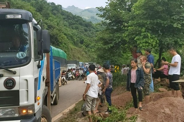 Ôtô tải tông xe đầu kéo, tài xế văng ra ngoài tử vong - Ảnh 2.