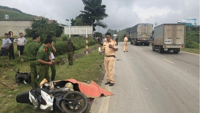 Thêm vụ TNGT nghiêm trọng ở quốc lộ 6 khiến 2 người thương vong - Ảnh 2.