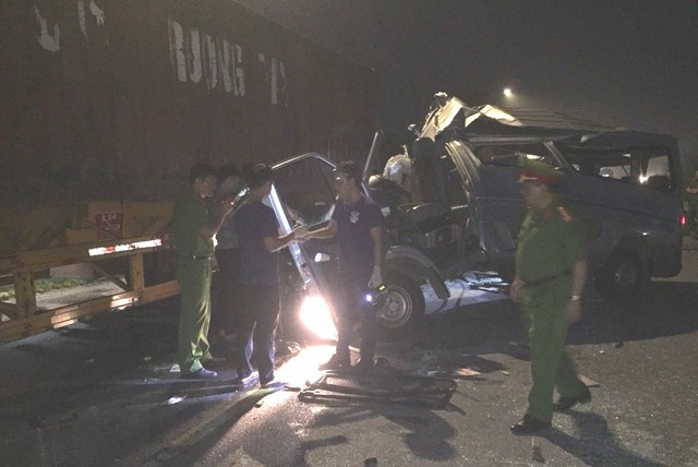 Đâm vào xe container lúc rạng sáng: 16 hành khách bị thương - Ảnh 2.