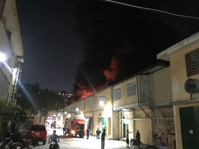 Đang cháy lớn tại nhà máy phích nước Rạng Đông, lửa lan sang nhà dân, xe cấp cứu đến rồi đi ngay - Ảnh 13.
