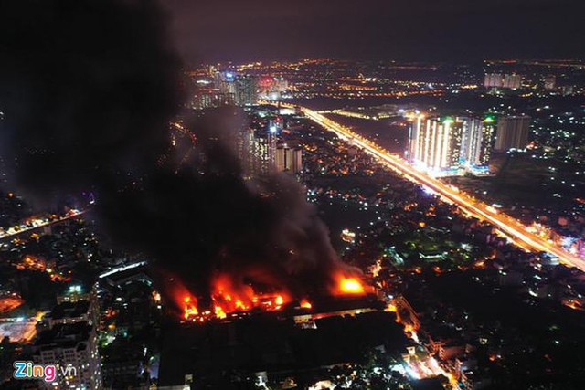 Những hình ảnh kinh hoàng ở vụ cháy nhà máy phích nước Rạng Đông - Ảnh 6.