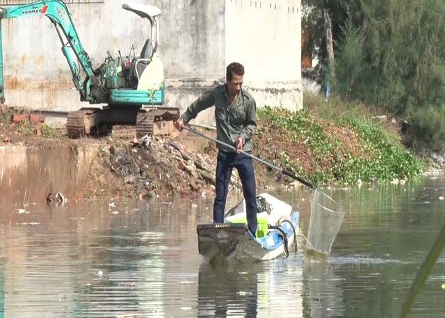 Hành động điên khùng của người đàn ông xăm trổ dưới con kênh đầy rác - Ảnh 4.