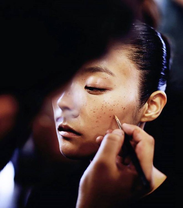 Khoe mặt mộc “sương sương”, H’Hen Niê lại gây chú ý vì kiểu makeup tàn nhang giả cực tây - Ảnh 10.