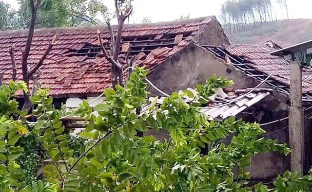 Hà Tĩnh: Lốc xoáy làm tốc mái hàng chục ngôi nhà, 2 người bị thương - Ảnh 1.