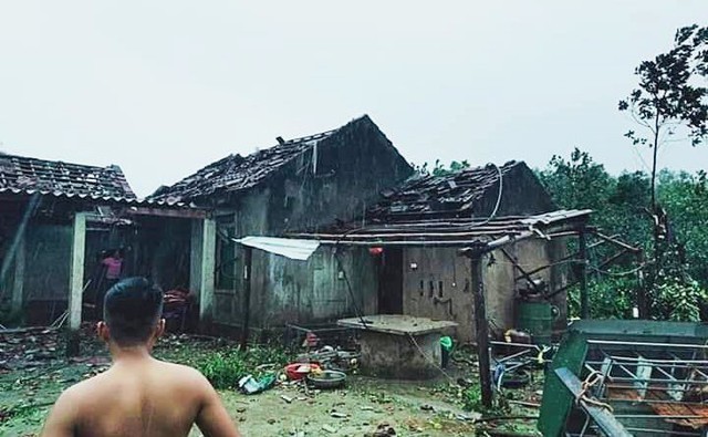 Hà Tĩnh: Lốc xoáy làm tốc mái hàng chục ngôi nhà, 2 người bị thương - Ảnh 3.