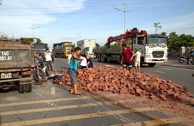 Tai nạn thương tâm:  Vợ tử vong, chồng bị thương khi bị xe ô tô chở gạch đè trúng - Ảnh 1.