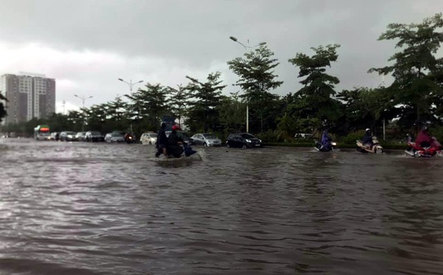 Mưa to dội xuống Hà Nội cả ngày, người dân vật lộn với nhiều điểm ngập nặng - Ảnh 1.