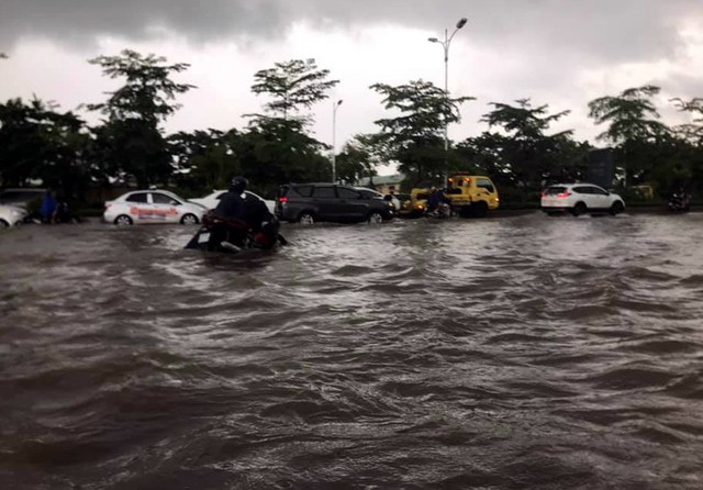 Mưa to dội xuống Hà Nội cả ngày, người dân vật lộn với nhiều điểm ngập nặng - Ảnh 2.