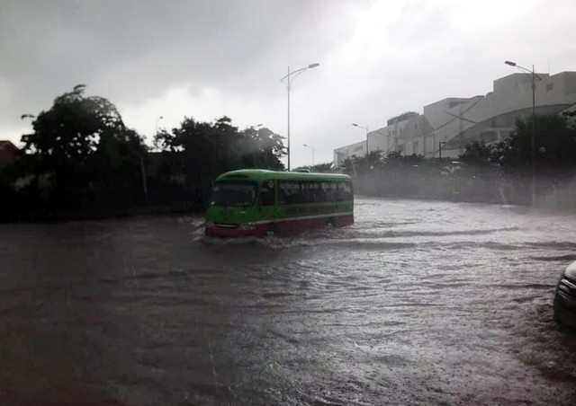 Mưa to dội xuống Hà Nội cả ngày, người dân vật lộn với nhiều điểm ngập nặng - Ảnh 3.