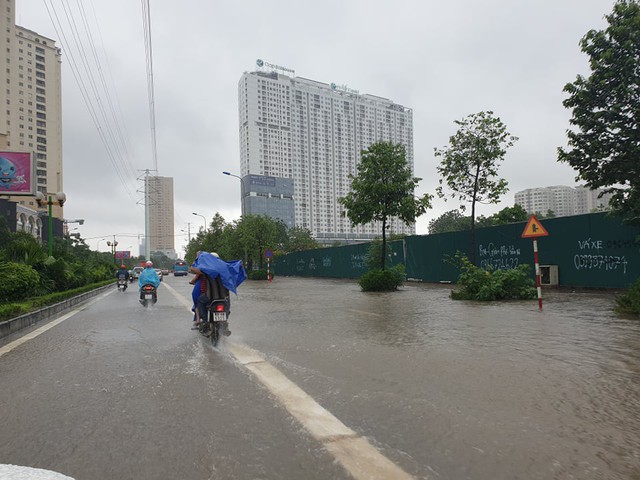 Gió giật mạnh, nhiều điểm ngập sâu, cây đổ tràn lan ở Hà Nội do ảnh hưởng mưa bão - Ảnh 5.