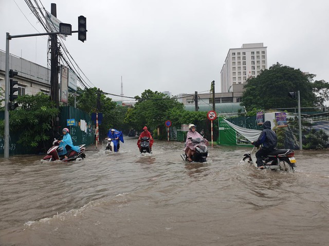 Gió giật mạnh, nhiều điểm ngập sâu, cây đổ tràn lan ở Hà Nội do ảnh hưởng mưa bão - Ảnh 6.