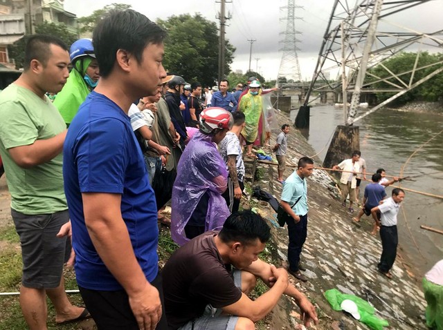 Sau mưa ngập, người Thủ đô hào hứng bắt hàng tấn cá dưới sông Kim Ngưu - Ảnh 2.