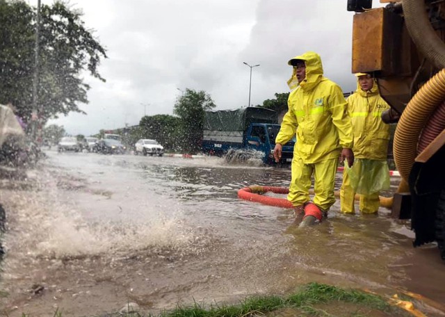 Mưa to dội xuống Hà Nội cả ngày, người dân vật lộn với nhiều điểm ngập nặng - Ảnh 9.