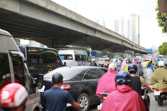 Hà Nội: Mưa to khiến nhiều tuyến đường ùn tắc nghiêm trọng trước ngày nghỉ Quốc khánh - Ảnh 1.