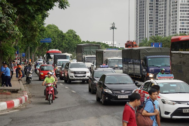 Hà Nội: Mưa to khiến nhiều tuyến đường ùn tắc nghiêm trọng trước ngày nghỉ Quốc khánh - Ảnh 2.