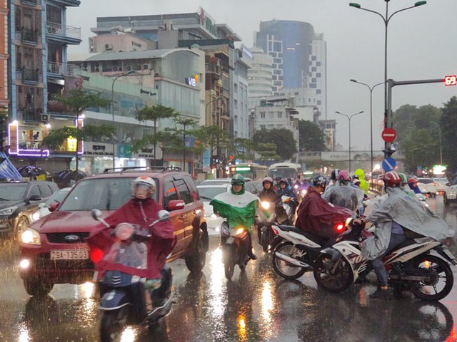 Hà Nội: Mưa to khiến nhiều tuyến đường ùn tắc nghiêm trọng trước ngày nghỉ Quốc khánh - Ảnh 6.