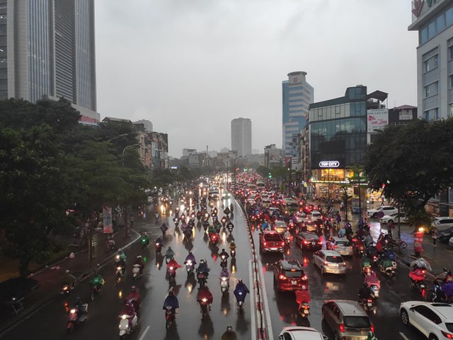 Hà Nội: Mưa to khiến nhiều tuyến đường ùn tắc nghiêm trọng trước ngày nghỉ Quốc khánh - Ảnh 9.