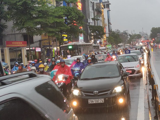 Hà Nội: Mưa to khiến nhiều tuyến đường ùn tắc nghiêm trọng trước ngày nghỉ Quốc khánh - Ảnh 7.