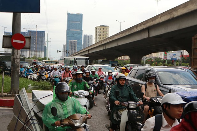 Hà Nội: Mưa to khiến nhiều tuyến đường ùn tắc nghiêm trọng trước ngày nghỉ Quốc khánh - Ảnh 3.