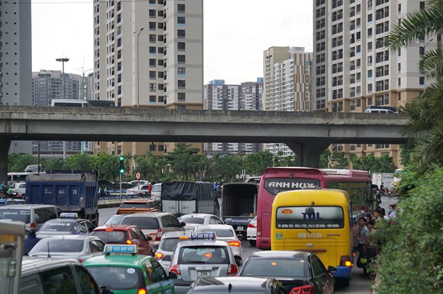 Hà Nội: Mưa to khiến nhiều tuyến đường ùn tắc nghiêm trọng trước ngày nghỉ Quốc khánh - Ảnh 4.