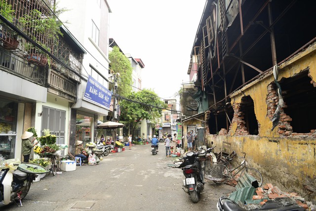 Chùm ảnh: Người dân bịt kín mặt mũi đối phó mùi hôi khét sau vụ cháy kho Công ty Rạng Đông - Ảnh 3.