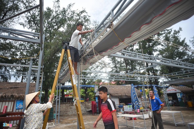 Bão số 4 thoảng qua, du khách tắm biển Nhật Lệ trở lại - Ảnh 2.