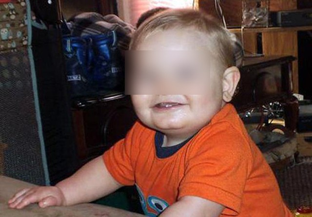 Bị mẹ cùng nhân tình đánh đập và lạm dụng, cậu bé qua đời vào đúng sinh nhật 1 tuổi với 86 vết thương - Ảnh 1.