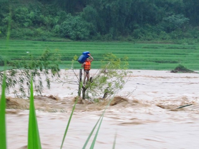 Phút sinh tử của “người hùng” vượt lũ cứu người - Ảnh 2.