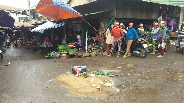 Tạm giữ tài xế xe khách lao vào chợ ven đường làm 4 người tử vong ở Gia Lai - Ảnh 4.